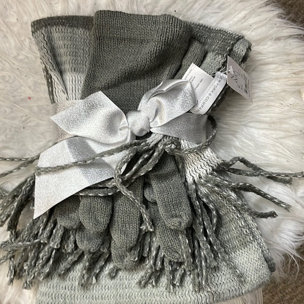 New York and company scarf and gloves set